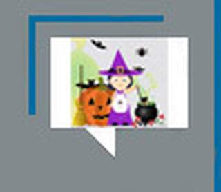 Uma bruxa, em sua vassoura, atravessa os c&eacute;us de Campo Grande