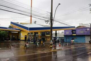 Telhado cede e posto de combust&iacute;veis &eacute; interditado no bairro Amambai