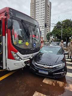 &Ocirc;nibus e carro batem em cruzamento movimentado no Centro