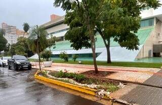 Campo Grande planta solu&ccedil;&atilde;o contra alagamentos e colhe cidade mais sustent&aacute;vel