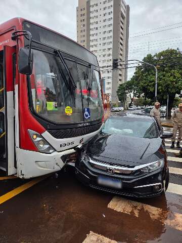 &Ocirc;nibus e carro batem em cruzamento movimentado no Centro