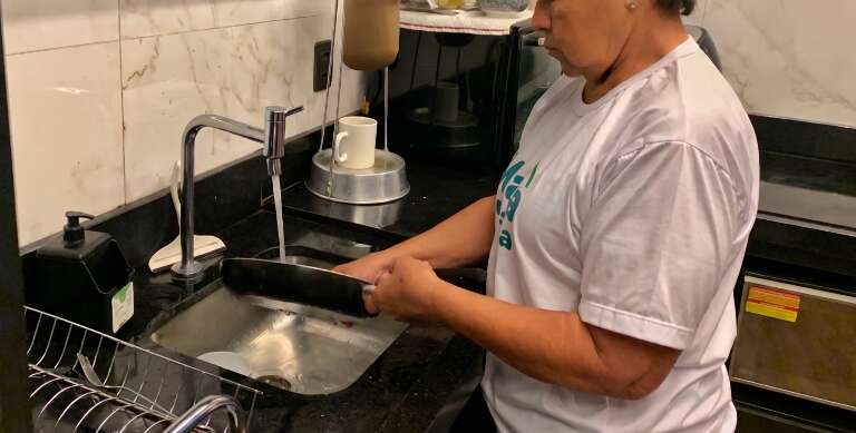 Entre faxinas e sustos, Nedir já viu amiga aspirar até morto na Europa