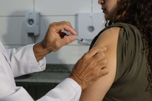 Dourados inicia vacina&ccedil;&atilde;o contra chikungunya, que j&aacute; matou 8 pessoas no ano