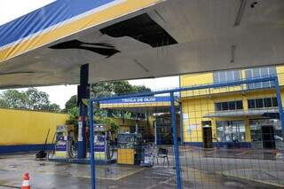 Telhado cede e posto de combust&iacute;veis &eacute; interditado no bairro Amambai