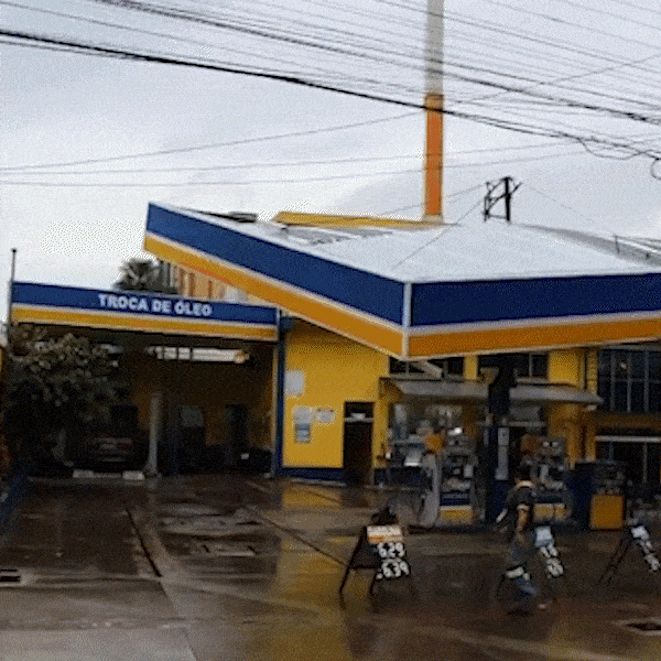 Telhado cede e posto de combust&iacute;veis &eacute; interditado no bairro Amambai