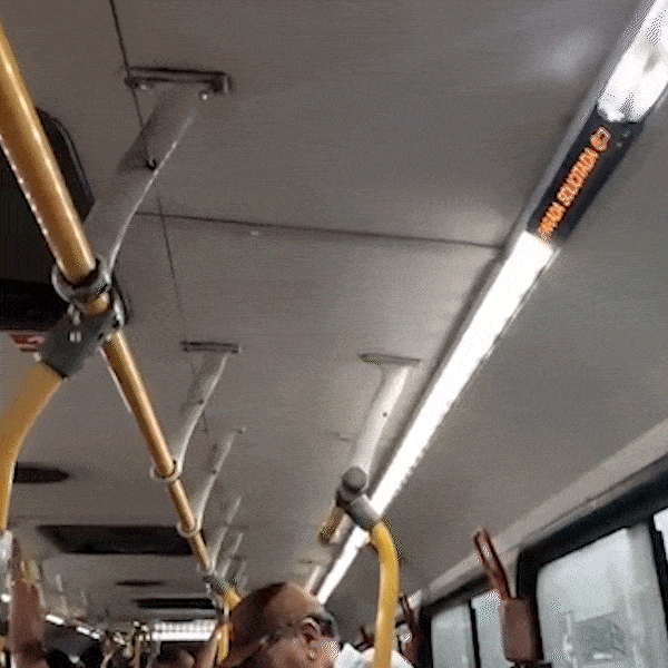 Goteiras em &ocirc;nibus causam transtornos a passageiros em dia de chuva