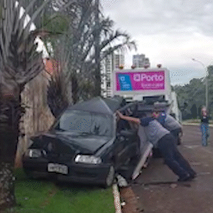 Carro derrapa na chuva e destr&oacute;i ve&iacute;culo estacionado na Via Park