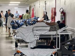 Santa Casa enfrenta superlota&ccedil;&atilde;o e mant&eacute;m pacientes em corredores