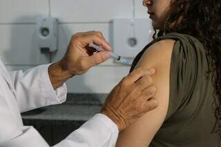 Dourados inicia vacina&ccedil;&atilde;o contra chikungunya, que j&aacute; matou 8 pessoas no ano