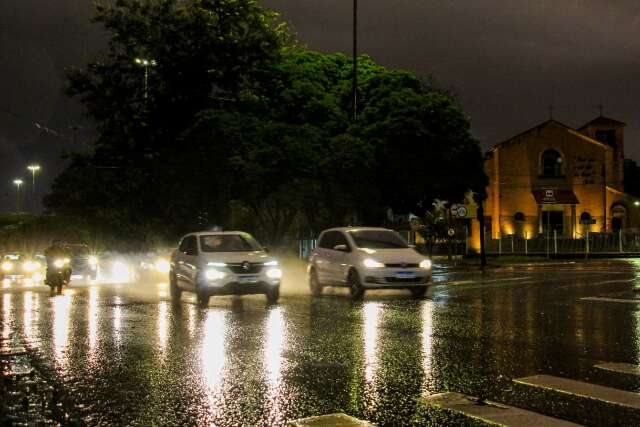 Semana come&ccedil;a com chuva em Campo Grande e alerta de tempestade em MS