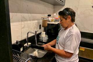 Entre faxinas e sustos, Nedir j&aacute; viu amiga aspirar at&eacute; morto na Europa