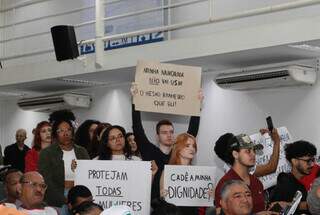 Bancada do PT tenta derrubar lei sobre uso de banheiros por mulheres trans