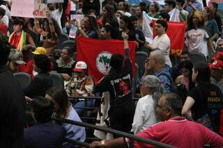 C&acirc;mara aprova &ldquo;Abril Verde e Amarelo&rdquo; sob protesto de movimentos sociais
