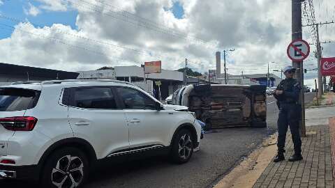 Carro tomba ap&oacute;s batida e causa lentid&atilde;o no tr&acirc;nsito na Rua Cear&aacute;