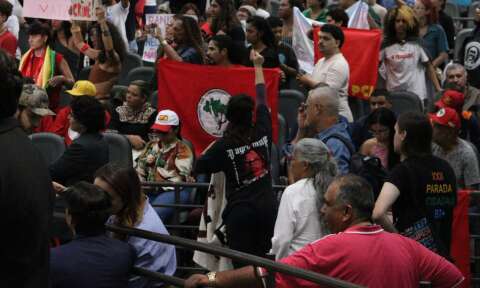 C&acirc;mara aprova &ldquo;Abril Verde e Amarelo&rdquo; sob protesto de movimentos sociais