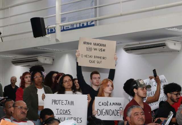 Bancada do PT tenta derrubar lei sobre uso de banheiros por mulheres trans