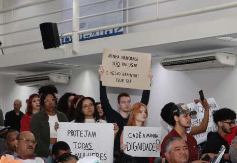 Bancada do PT tenta derrubar lei sobre uso de banheiros por mulheres trans