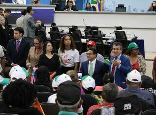 Bancada do PT tenta derrubar lei sobre uso de banheiros por mulheres trans