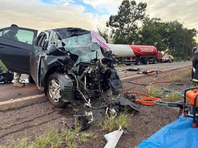 Motorista morre em acidente entre carro e carreta-tanque