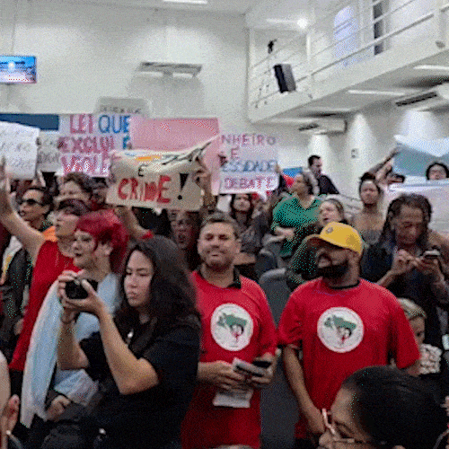 Manifestantes LGBT e sem-terra lotam C&acirc;mara em protesto