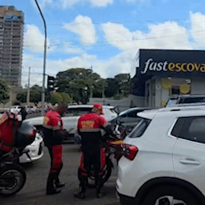 Carro tomba ap&oacute;s batida e causa lentid&atilde;o no tr&acirc;nsito na Rua Cear&aacute;