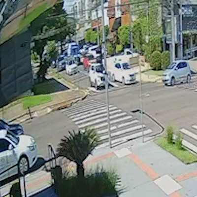 V&iacute;deo mostra momento em que carro capota na Rua Cear&aacute; 