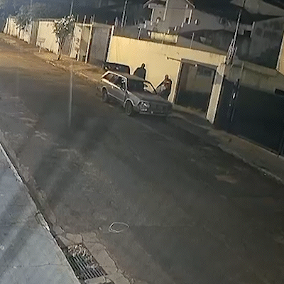 Trio invade casa, furta objetos e foge empurrando carro na Vila Planalto