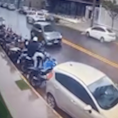 C&acirc;meras flagram ladr&atilde;o levando moto de atendente enquanto ele trabalhava