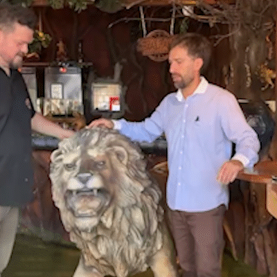 Le&atilde;o volta para casa e vira principal aposta de marketing da hamburgueria