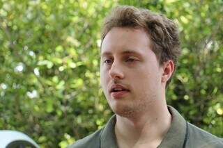 Ingazeiro cai na UFMS e atinge 4 carros no estacionamento