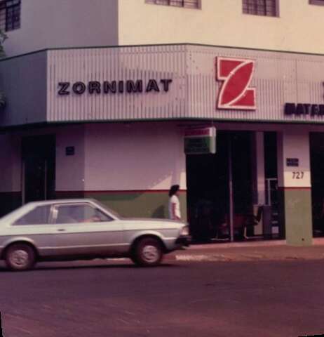 Rede criada em 1980 superou crises e segue firme diante de gigantes da internet