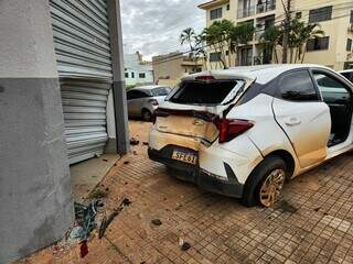 Carro &eacute; lan&ccedil;ado contra porta de estabelecimento ap&oacute;s colis&atilde;o no Centro
