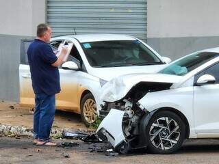 Carro &eacute; lan&ccedil;ado contra porta de estabelecimento ap&oacute;s colis&atilde;o no Centro