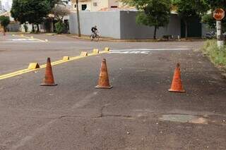 Prefeitura pinta &ldquo;pare&rdquo;, mas deixa buracos abertos em cruzamento