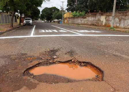 Pintura de sinaliza&ccedil;&atilde;o antes de tapa-buracos gera cr&iacute;ticas em rua da Capital