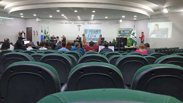 Sob protesto, C&acirc;mara aprova aumento de vagas e amplia n&uacute;mero de vereadores