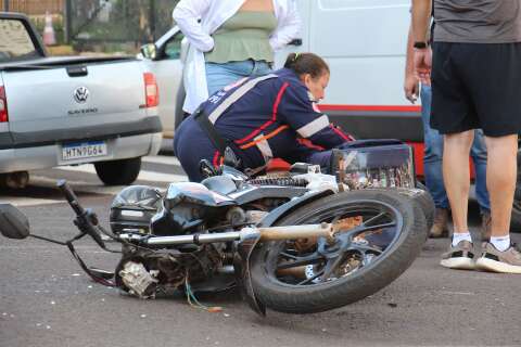 Colis&atilde;o entre motos deixa 2 feridos em cruzamento no Centro
