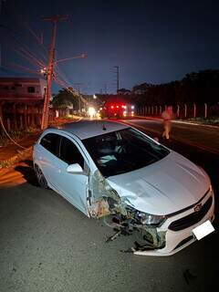 Motorista foge ap&oacute;s bater carro em poste e fia&ccedil;&atilde;o pegar fogo
