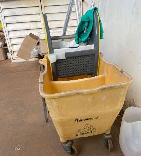 Empresa acusada de deixar postos sem limpeza recebeu 10x mais que o previsto