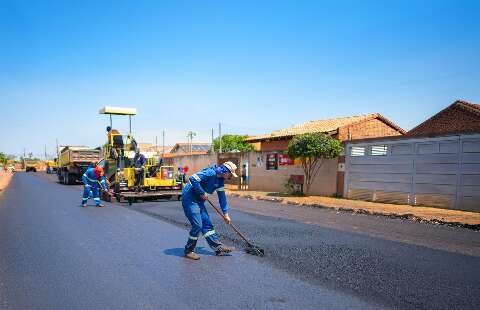 Prefeita assina contrato de R$ 100 milh&otilde;es para destravar 34 km de pavimenta&ccedil;&atilde;o