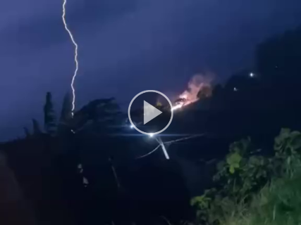 Raio provoca princ&iacute;pio de inc&ecirc;ndio em rede el&eacute;trica