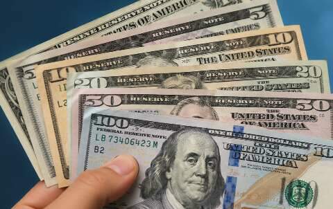 D&oacute;lar volta a superar os R$ 5 com tens&atilde;o sobre o petr&oacute;leo