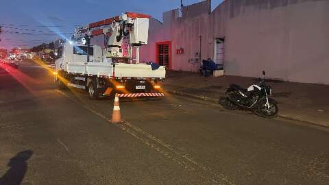 Secret&aacute;ria do PT fica em estado grav&iacute;ssimo ap&oacute;s acidente entre moto e caminh&atilde;o