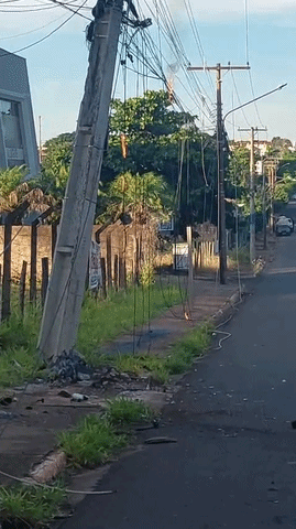 Motorista foge ap&oacute;s bater carro em poste e fia&ccedil;&atilde;o pegar fogo