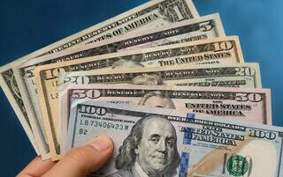 D&oacute;lar volta a superar os R$ 5 com tens&atilde;o sobre o petr&oacute;leo