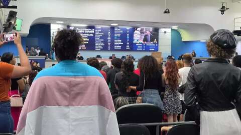 Defensoria investiga lei que veta uso de banheiros femininos por mulheres trans