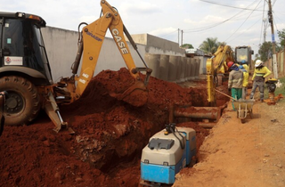 Prefeitura firma contrato de R$ 102,2 milh&otilde;es para obras de asfalto e drenagem 