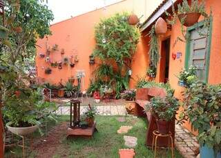 Eli reviveu jardim que era xod&oacute; da m&atilde;e e casa virou lugar dos sonhos