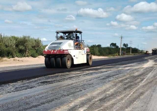 Asfalto avan&ccedil;a no &uacute;ltimo trecho da Rota Bioce&acirc;nica no Paraguai