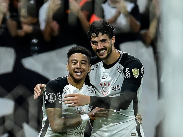 Corinthians vence Pe&ntilde;arol e abre vantagem por vaga nas oitavas